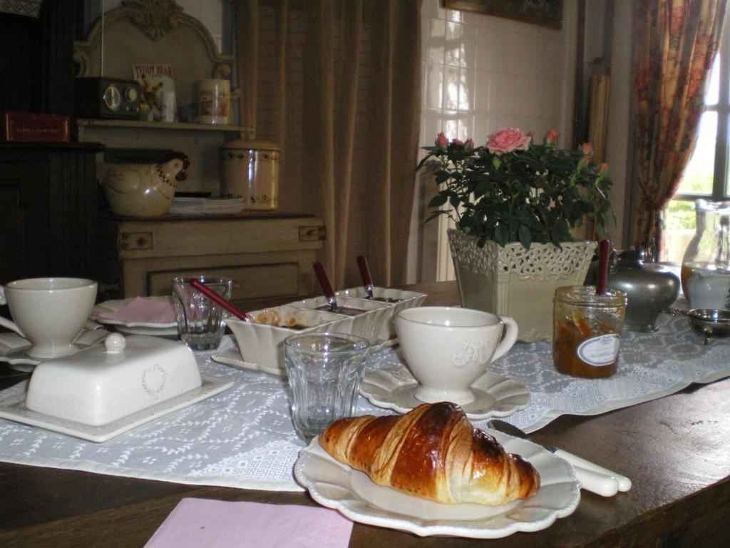 Au Bon Gre D'Hugoline Bed & Breakfast Blanzac  Exterior foto
